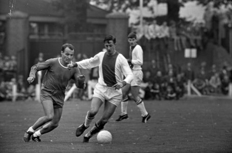PSV tegen Ajax 1-2. Cruijff gaat Sorensen passeren, Bestanddeelnr 920-7869