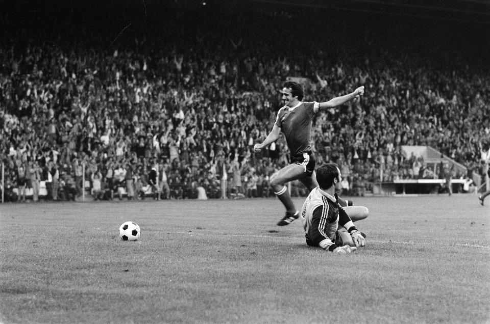 PSV tegen AZ67 3-1, Willy van der Kuylen juicht nadat 1-0 voor PSV heeft gemaakt, Bestanddeelnr 929-8738