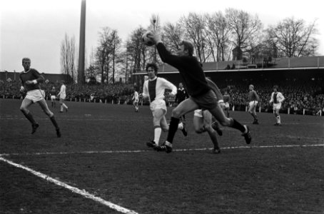 PSV tegen Ajax 1-3. Spelmoment voor PSV-doel. Keeper Pim Doesburg grijpt de bal, Bestanddeelnr 923-3923