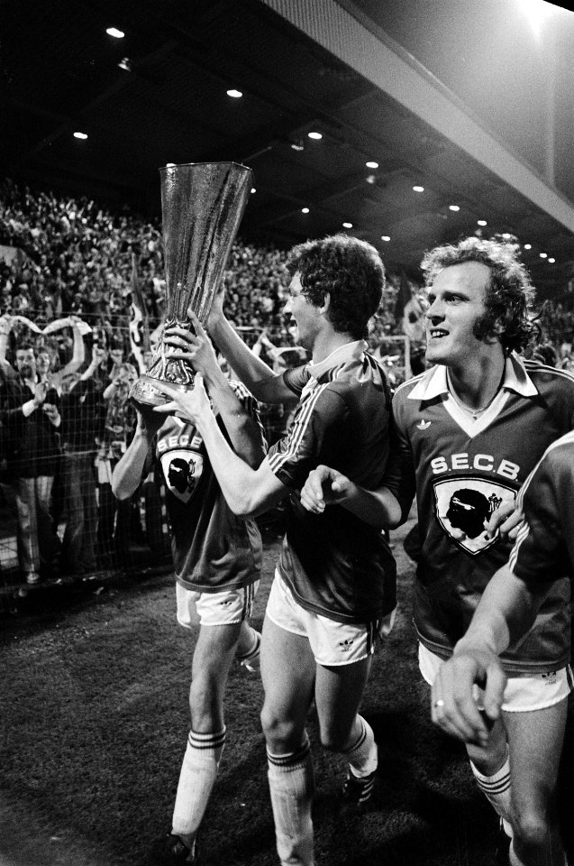 PSV tegen Bastia, Uefacup Brandts (l) en Rene van de Kerkhof met beker, Bestanddeelnr 929-7083
