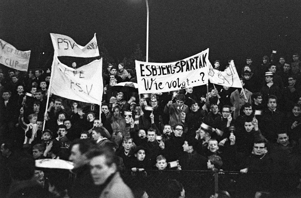 PSV tegen Spartak Plovdiv 0-0 voor Europa Cup Met spandoeken moedigde het publ, Bestanddeelnr 915-7858