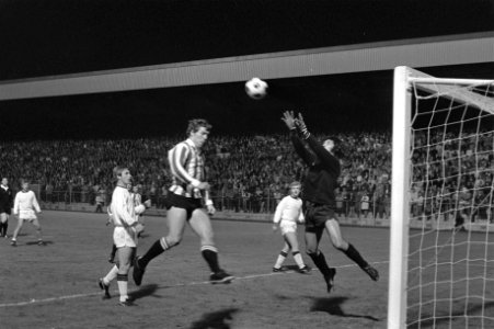 PSV tegen Excelsior keeper probeert bal te pakken, Bestanddeelnr 923-8370
