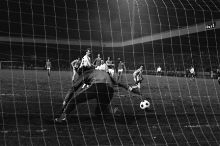 PSV tegen NAC 4-0 Van der Kuilen (midden) scoort via NAC-er langs doelman De Jo, Bestanddeelnr 928-4993