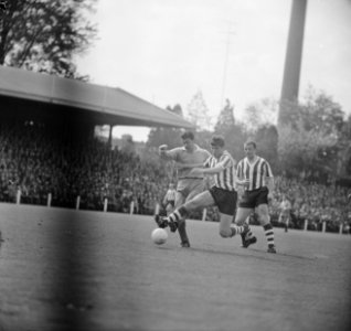 PSV tegen Sparta 2-0, vlnr Kerkhoffs (PSV), Eijkenbroek en Verhoeven van Spa, Bestanddeelnr 916-4174
