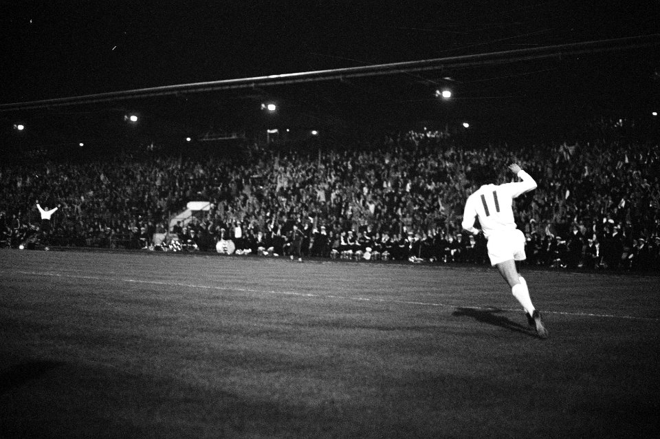 PSV tegen Real Madrid 2-0 Eef Mulders heeft 1-0 gescoord, Bestanddeelnr 925-1047
