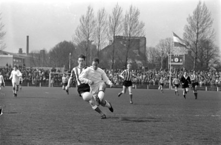 PSV tegen NAC 6-0. Senders (links) van PSV in duel met Graaymans (NAC), rech ach, Bestanddeelnr 921-2089