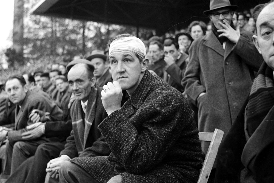 PSV tegen Ajax 2-2 Kees Groot met verband om hoofd, Bestanddeelnr 913-1978