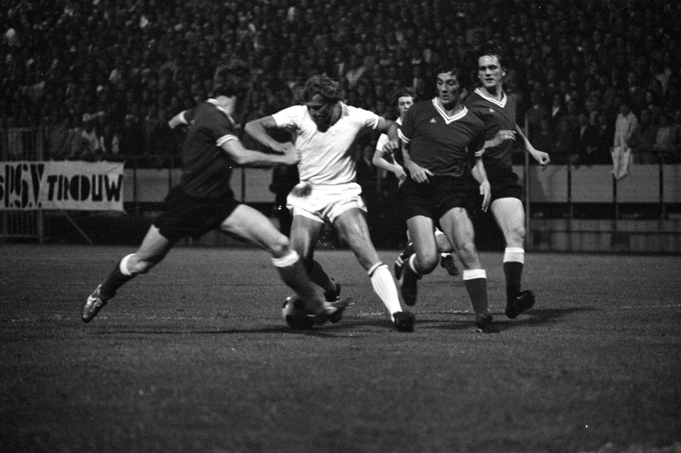 PSV tegen Ajax 0-3, Piet Keizer (midden) in aktie, Bestanddeelnr 925-8504