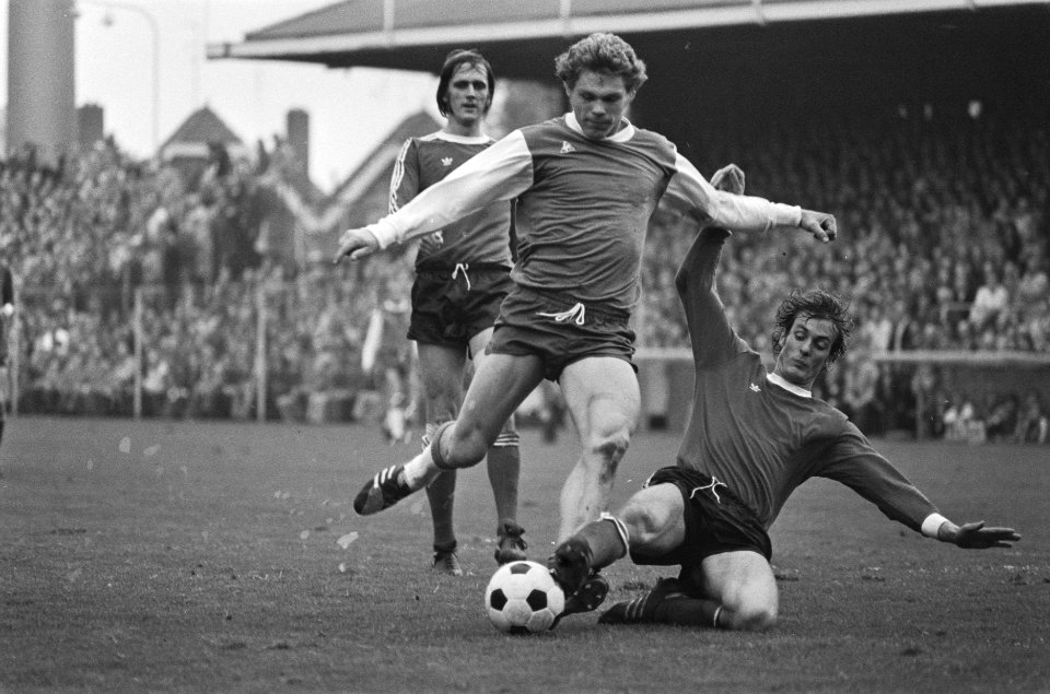PSV tegen Feijenoord 2-3 Nico Jansen in duel met Krijgh, Bestanddeelnr 928-8465