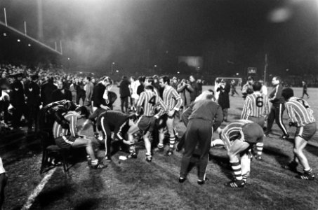 PSV tgen AS Roma 1-0 in de Europa Cup II . PSV-spelers in de rust voor de verlen, Bestanddeelnr 923-0209