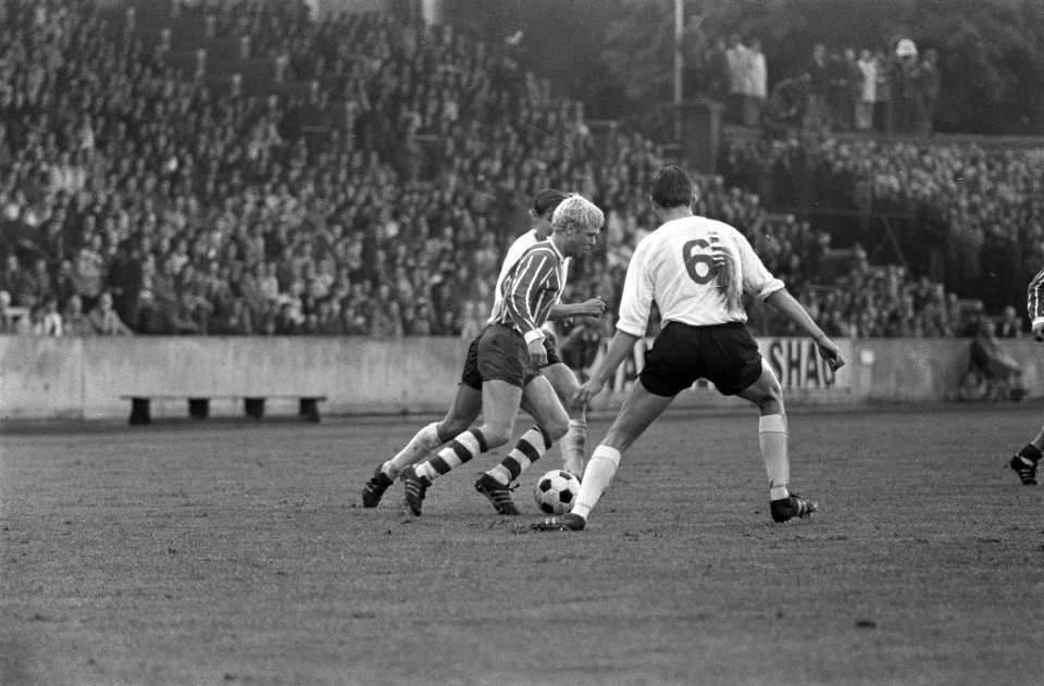 PSV tegen Sparta 1-1, halve finale beker. Bent Schmidt-Hansen (PSV) tussen twee , Bestanddeelnr 922-4895