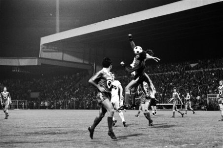 PSV tegen Bastia, Uefacup vreugde na afloop met beker, Bestanddeelnr 929-7087