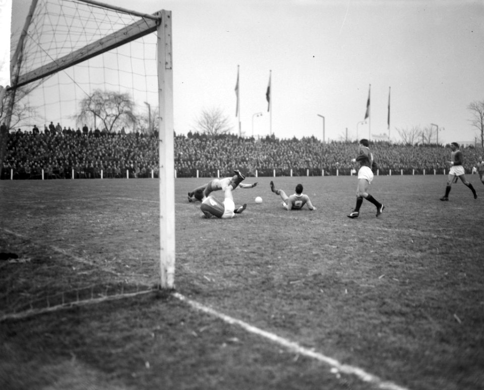 PSV tegen ADO 2-1, in midden keeper Vianen links Verlangen (ADO) en rechts Theun, Bestanddeelnr 915-9608