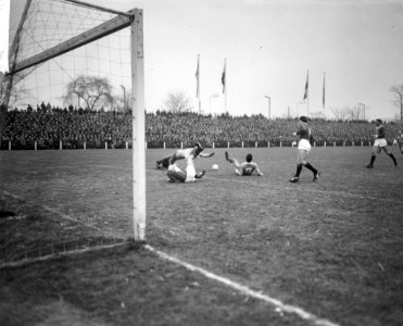 PSV tegen ADO 2-1, in midden keeper Vianen links Verlangen (ADO) en rechts Theun, Bestanddeelnr 915-9608