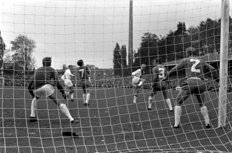 PSV tegen Ajax 1-2. Spelmomenten. Rechts Henk Groot (Ajax), Bestanddeelnr 920-7872