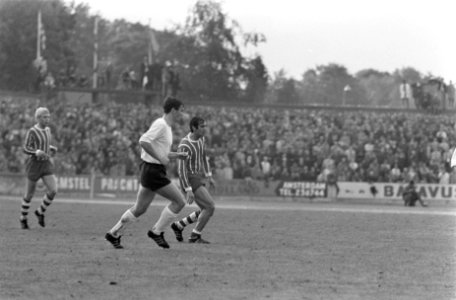 PSV tegen Sparta 1-1, halve finale beker. Links Bent Schmidt-Hansen (PSV), rech…, Bestanddeelnr 922-4896