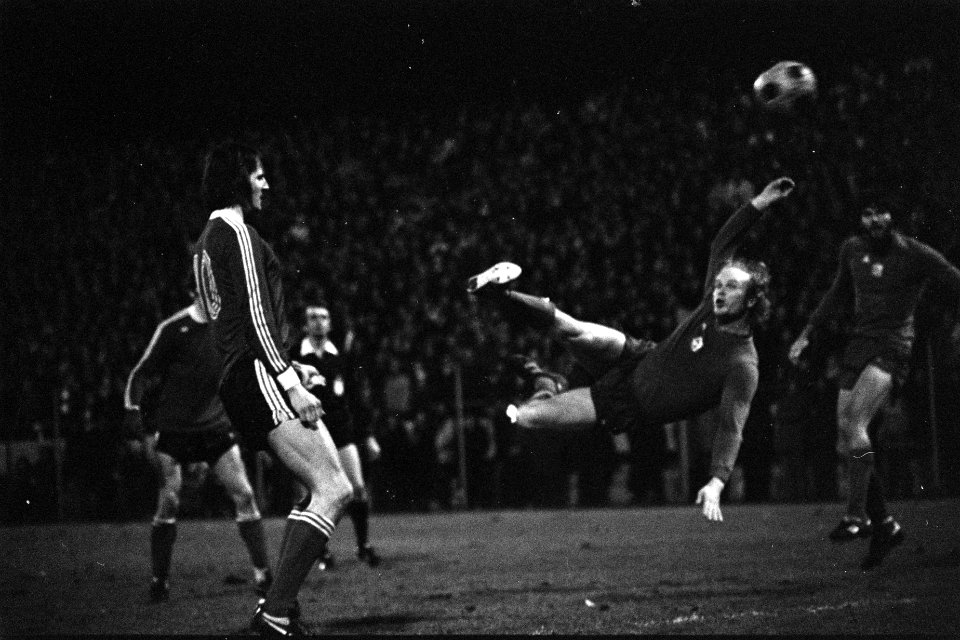 PSV tegen Ajax 3-1 Geels scoort, links Krijgh, Bestanddeelnr 929-0022