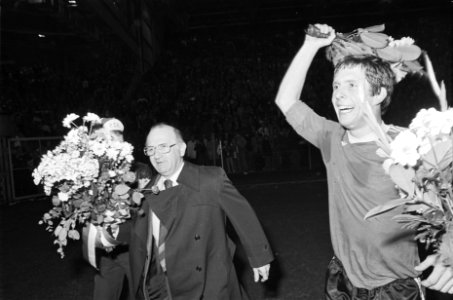 PSV tegen FC Twente 3-1, PSV kampioen juichende trainer Rijvers, Bestanddeelnr 929-6628