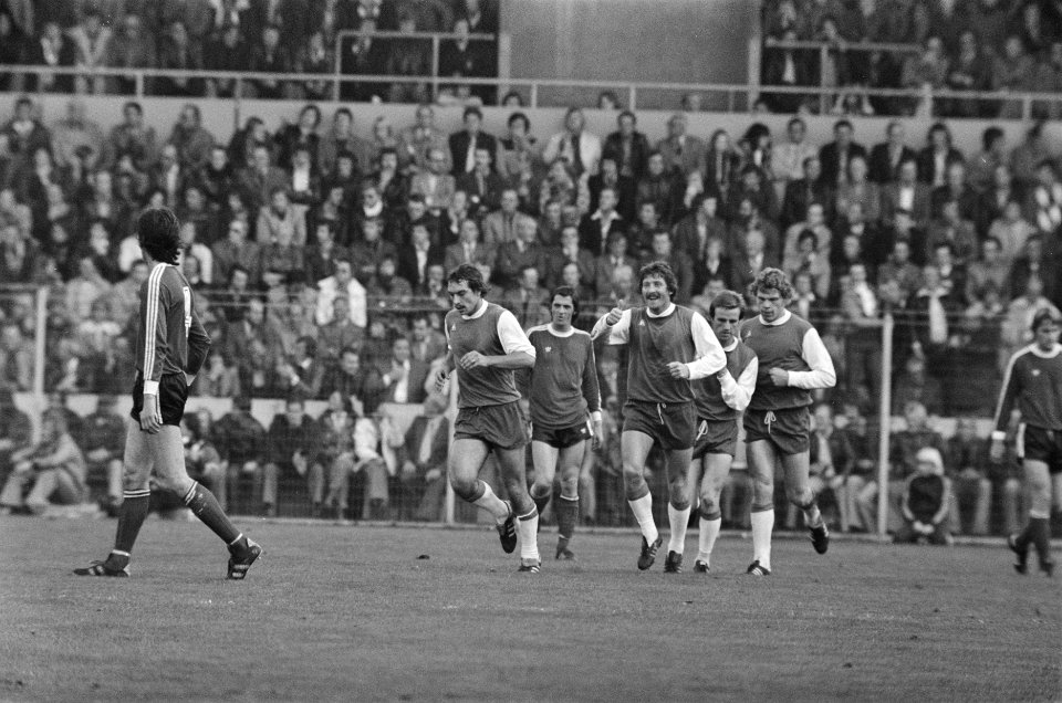 PSV tegen Feijenoord 2-3 v.l.n.r. Van Deinsen , Van Kraaij (PSV) , Kreuz, Vreys, Bestanddeelnr 928-8466