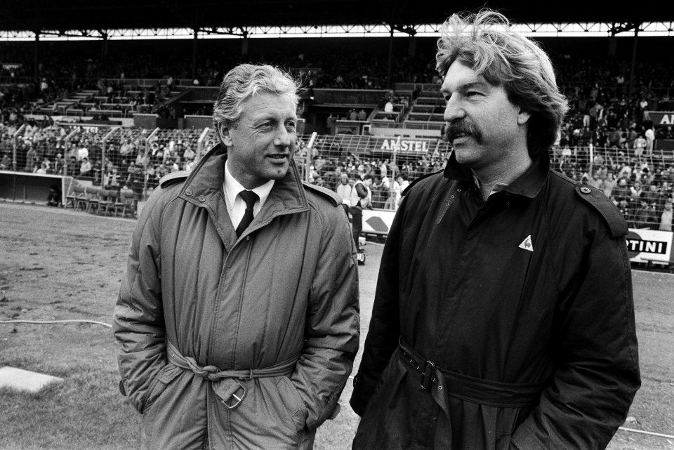 PSV-trainer Libregts (l) in gesprek met Ajax-trainer De Mos, Bestanddeelnr 932-5219