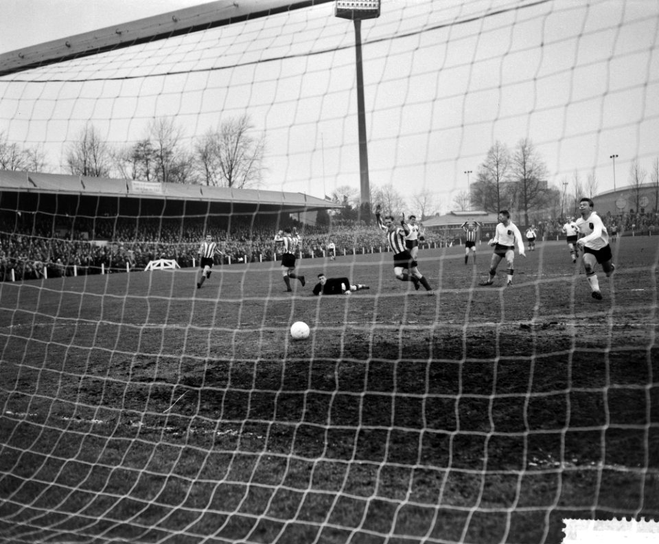 PSV tegen NAC 2-2, Doelpunt van PSV. P. van der Kuil (PSV) , De Rijk (NAC, keepe, Bestanddeelnr 912-0619