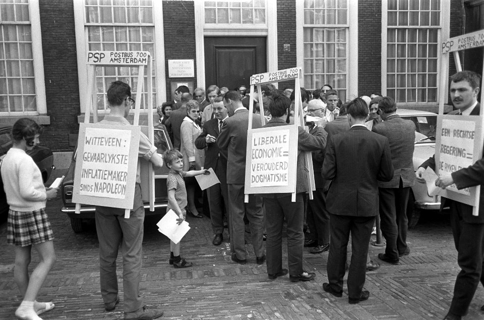 PSP leden demonstreren tegen de prijzen op het Binnenhof, tijdens debatten Tweed, Bestanddeelnr 922-2813