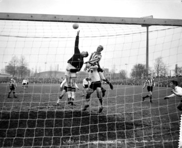 PSV tegen NAC 2-2, vlnr keeper De Rijk , Hoogenhuizen en Kruiver, Bestanddeelnr 912-0618