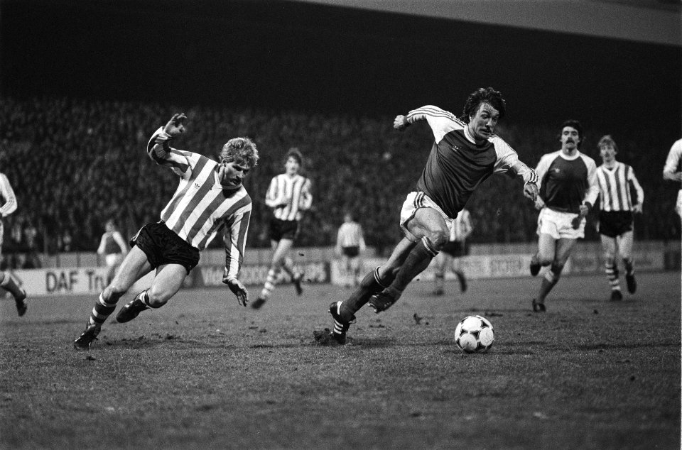 PSV tegen Feyenoord 1-2. Wijnstekers in duel met Thoresen van PSV, Bestanddeelnr 932-0386