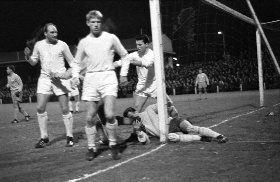 PSV tegen Zurich 1-0, voor de Europacup, keeper, Donners liggend Bals met schoen, Bestanddeelnr 916-1357