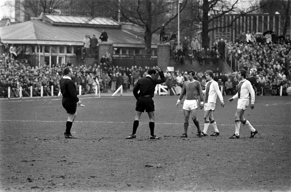 PSV tegen Ajax 1-3. PSV-spelers protesteren tegen beslissing van scheidsrechter , Bestanddeelnr 923-3918