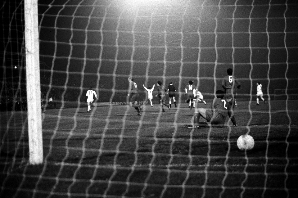 PSV tegen Real Madrid 2-0, juichende PSV-ers na doelpunt Hoekema (2-0), Bestanddeelnr 925-1045
