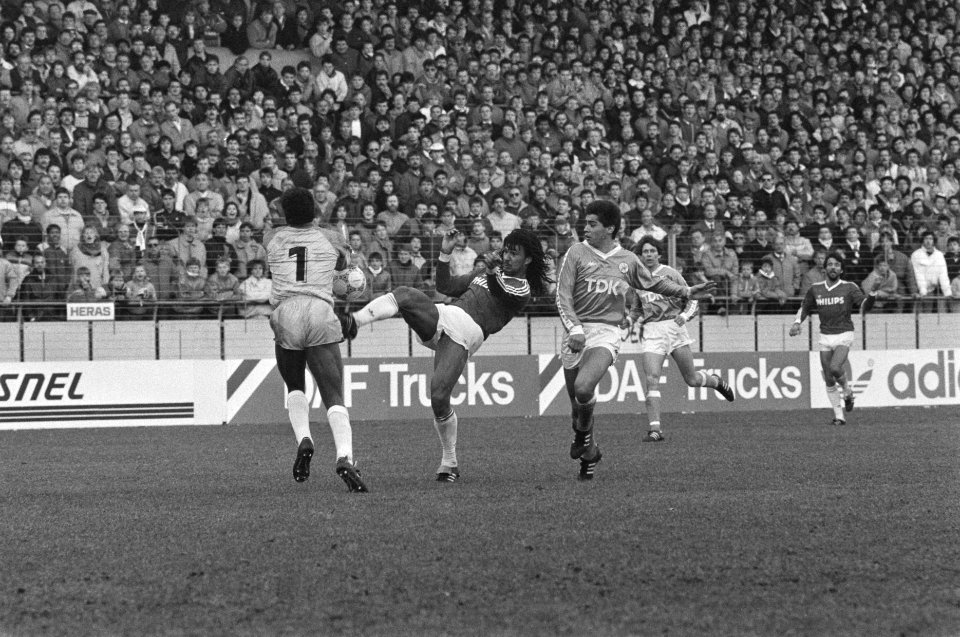PSV tegen Ajax 1-0 Ruud Gullit in duel met Menzo, Bestanddeelnr 933-9373