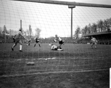 PSV tegen Feyenoord 1-0, vlnr Wiersma, Bennaars, Gerard 'Pummie' Bergholtz, , Bestanddeelnr 916-1786