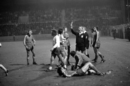 PSV tegen FC Utrecht 6-0, scheidsrechter De Bruin geeft Van Mourik een gele kaar, Bestanddeelnr 927-5089