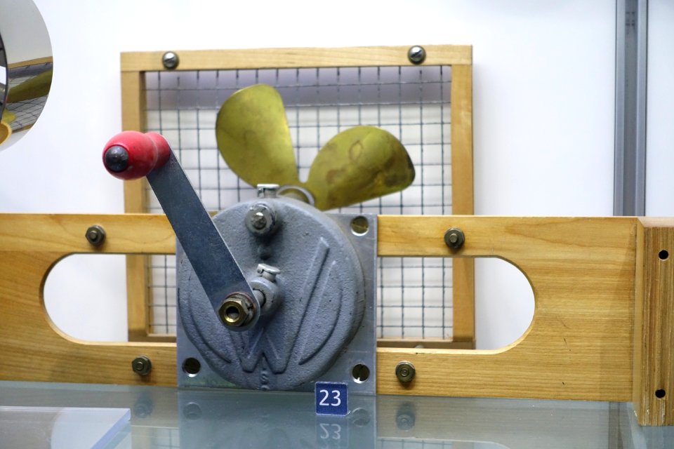 Psychrometer fan for simple hygrometer, c. 1965 - Museum of Science and Industry (Chicago) - DSC06382