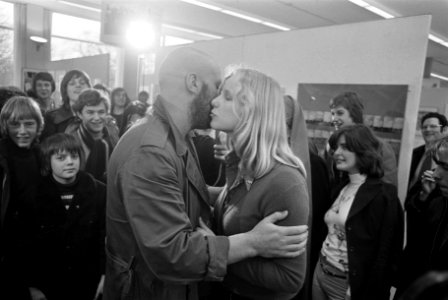 Psycholoog Henk Jurriaans als kunstwerk tentoon gesteld Stedelijk Museum in Amst, Bestanddeelnr 927-7002
