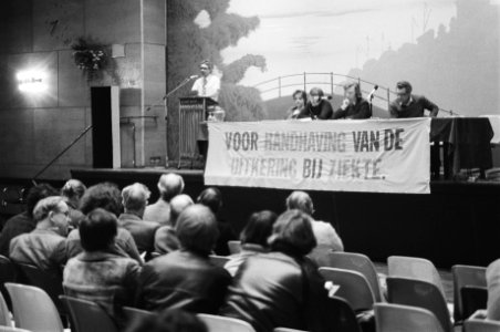 Protestmanifestatie tegen dreigende aantasting van ziekengeld in Krasnapolsky do, Bestanddeelnr 931-9256