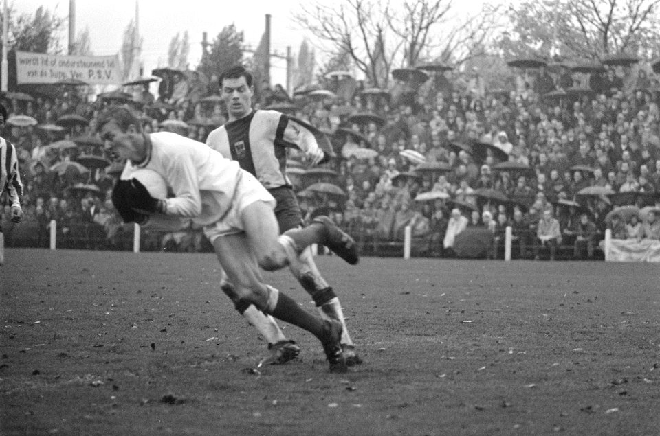 PSV-Go-Ahead 0-1 keeper Doesburg in duel met van Tilburg (Go-Ahead), Bestanddeelnr 921-8260