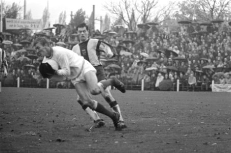 PSV-Go-Ahead 0-1 keeper Doesburg in duel met van Tilburg (Go-Ahead), Bestanddeelnr 921-8260
