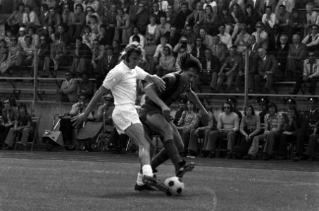 PSV tegen Barcelona (in Tilburg) 2-1, Cruijff in duel met Willy van de Kerkhoff , Bestanddeelnr 927-2013