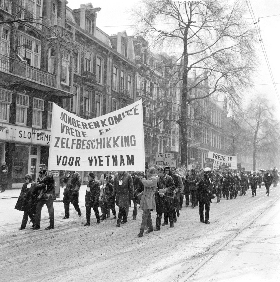 Protestmars in Amsterdam van diverse jongeren-organisatie tegen oorlog in Vietna, Bestanddeelnr 918-7730