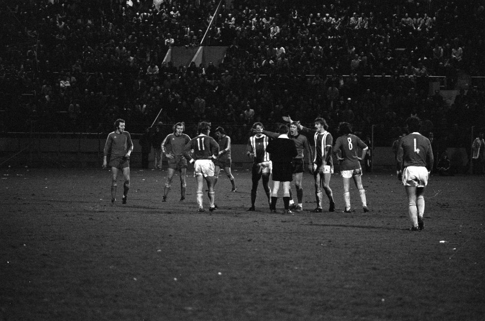 PSV tegen Sparta 1-0, protesten bij scheidsrechter Keizer 2e van rechts keeper D, Bestanddeelnr 927-7138