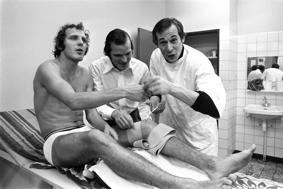 PSV-er René van de Kerkhof aan knie geblesseerd op massagetafel wordt hij onder, Bestanddeelnr 929-4478