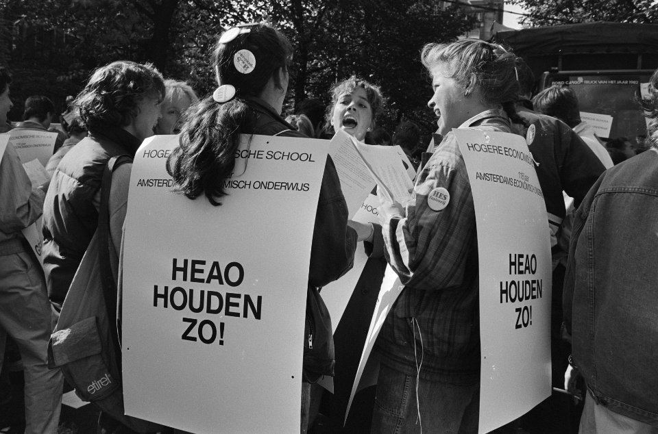 Protest HEAO-ers op beursplein in Amsterdam tegen voorgenomen HBO-fusie, Bestanddeelnr 933-7579