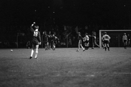 PSV tegen FC Den Haag 0-1, Mansveld en Couperus lopen terug na 0-1 gemaakt te he, Bestanddeelnr 925-0536