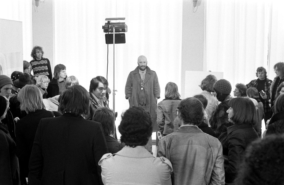 Psycholoog Henk Jurriaans als kunstwerk tentoon gesteld Stedelijk Museum in Amst, Bestanddeelnr 927-7001