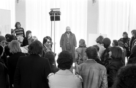 Psycholoog Henk Jurriaans als kunstwerk tentoon gesteld Stedelijk Museum in Amst, Bestanddeelnr 927-7001