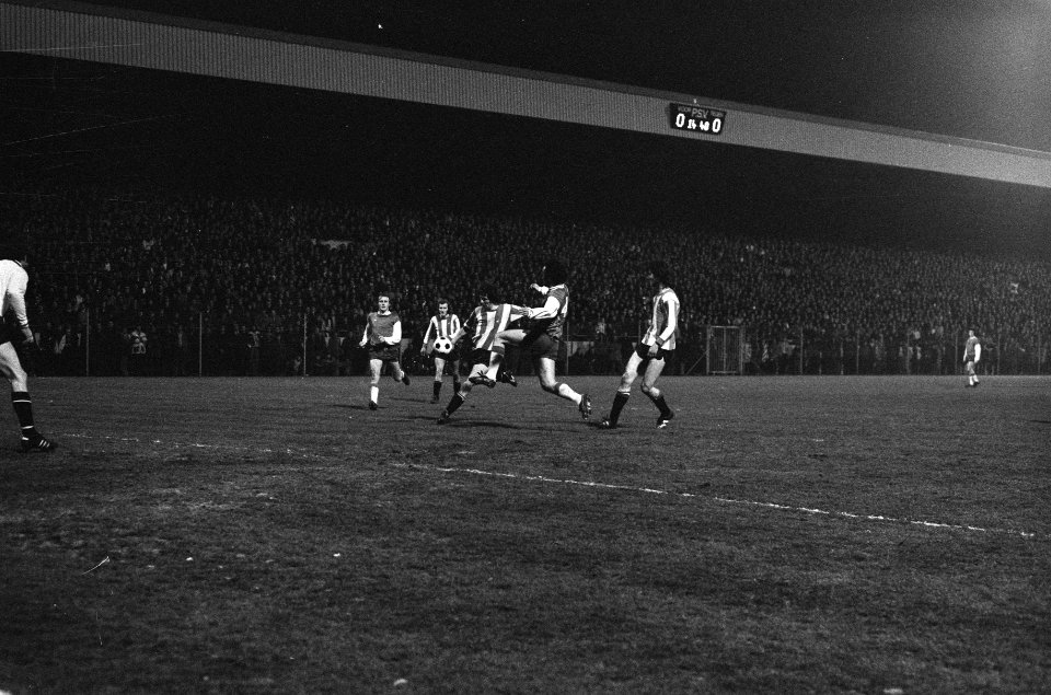 PSV tegen Feyenoord bekercompetitie kwartfinale 2-0, eerste doelpunt v.l.n.r. Vo, Bestanddeelnr 927-0603
