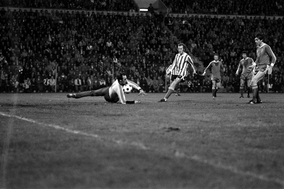 PSV tegen AZ67 0-0, Rene van de Kerkhof belaagt keeper Meskovic, rechts Van Hane, Bestanddeelnr 929-4242