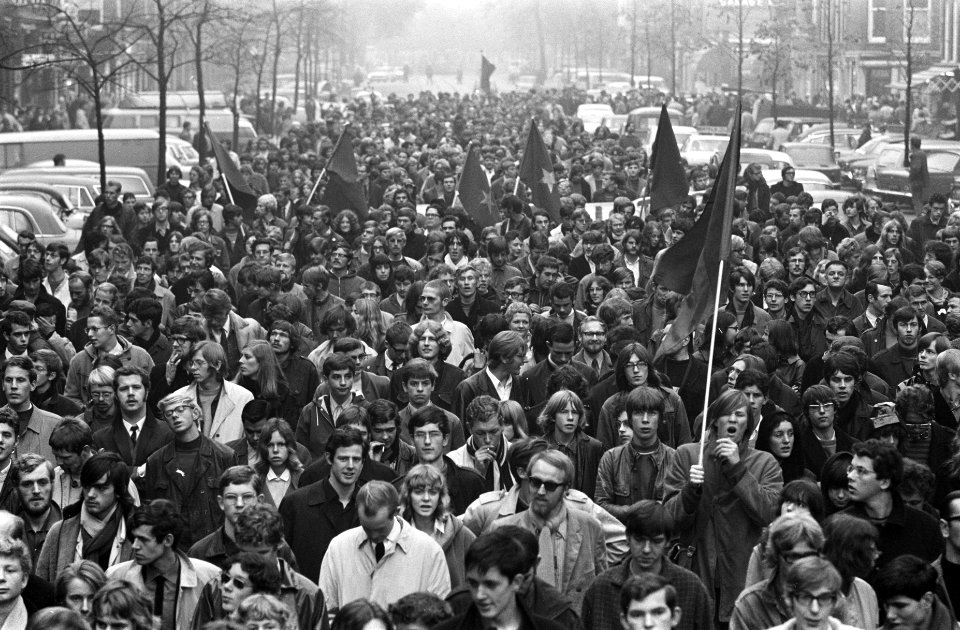 Protestdemonstratie in Amsterdam tegen kabinet de Jong protestgangers in Prins H, Bestanddeelnr 921-7961